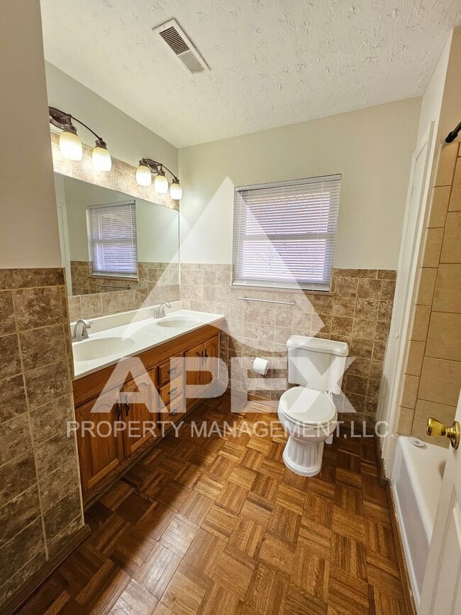 Building Photo - Spacious 4Bd – 2Ba Tri-Level Brick Home in North Knoxville!