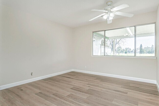 Building Photo - 25265 Carlsbad Ave