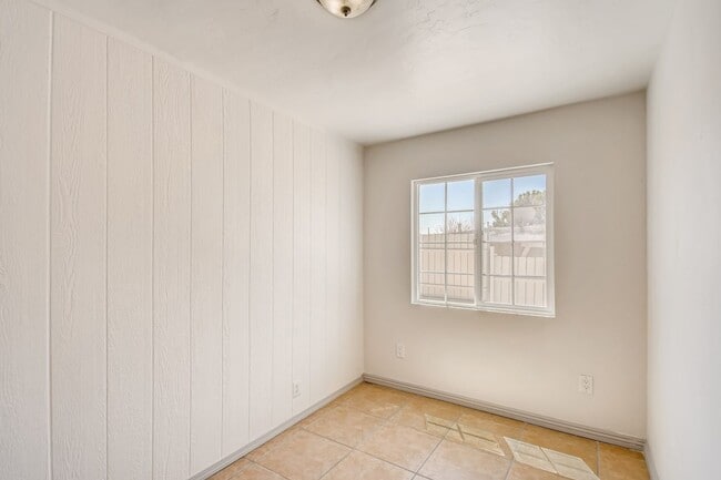 Building Photo - Updated 3 Bed/ 1 bath House Located in West Chula Vista