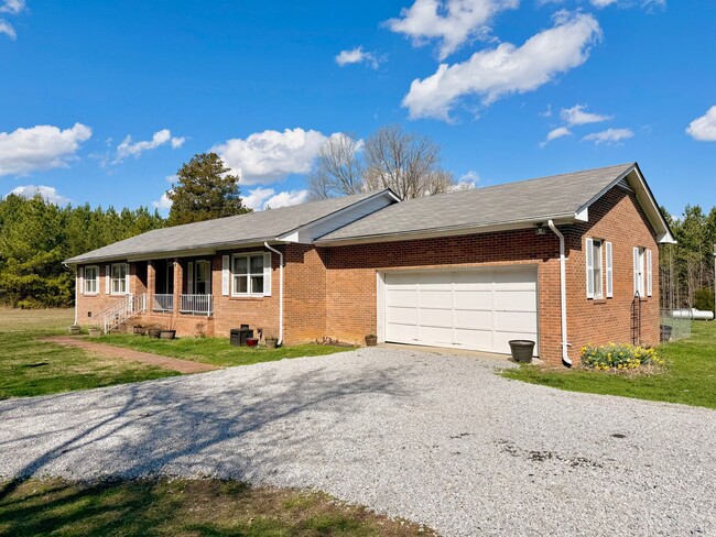 Building Photo - Charming 3 Bedroom Home for Rent!