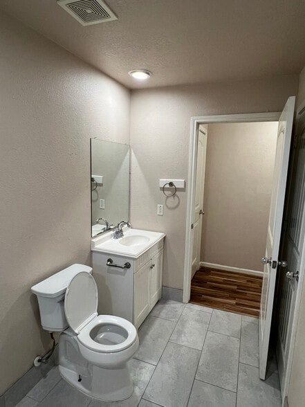 Building Photo - 19990 Ravenwood Dr