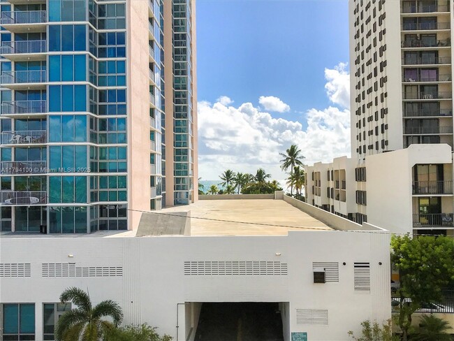 Primary Photo - 2642 Collins Ave