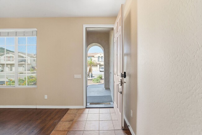 Building Photo - Spacious 3-Bedroom + Loft Home with Mountain Views in Stetson Valley