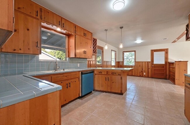 Building Photo - 1900 Cedar Ave