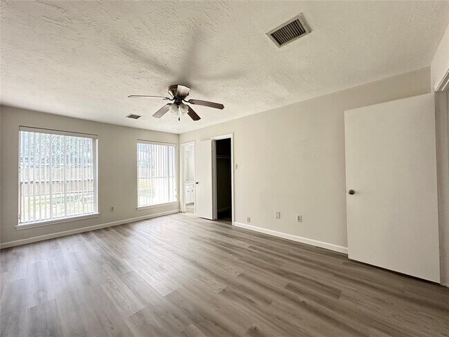 Building Photo - 6102 Howland Ct