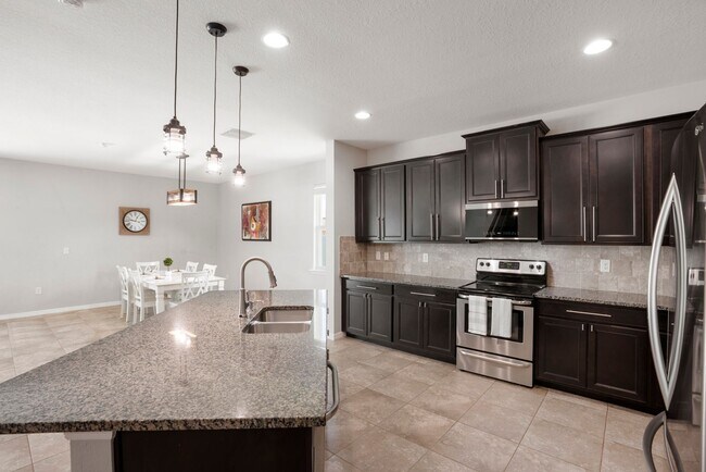 Building Photo - Your Dream Home Awaits!!!