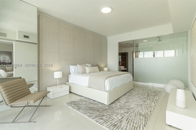 Building Photo - 2020 N Bayshore Dr