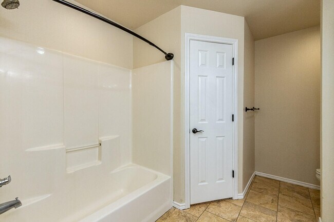 Building Photo - 811 11th St