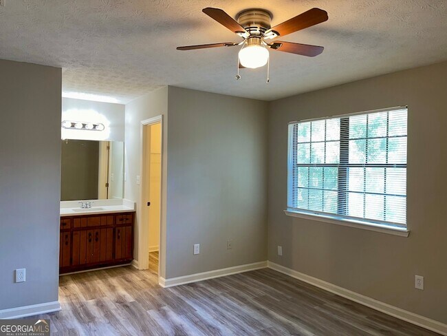 Building Photo - 5870 Sheldon Ct