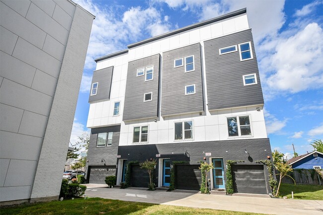 Building Photo - 2412 Canal St