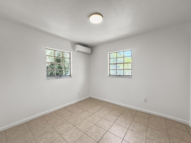 Building Photo - 403 NE 26th Ct