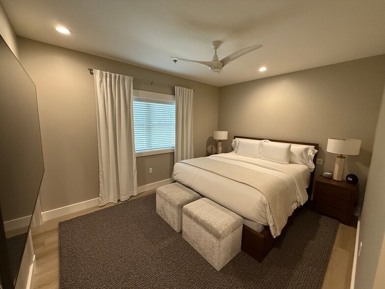 Master Bedroom - 16600 Boones Ferry Rd