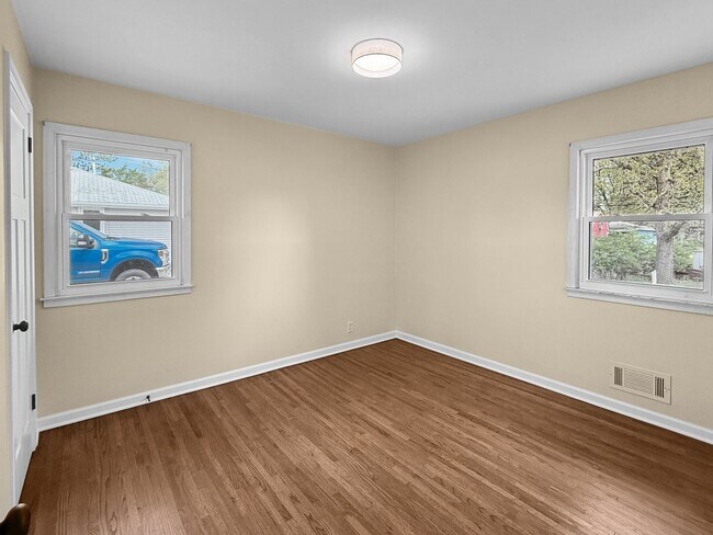 Building Photo - 9119 10th Ave S