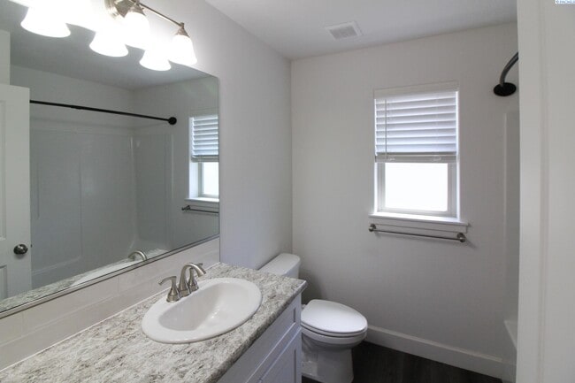 Building Photo - 3 bed, 2 bath home in Kennewick