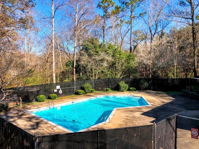 Building Photo - 3 bedroom 2.5 bathroom Home Near UGA and on the UGA Busline!