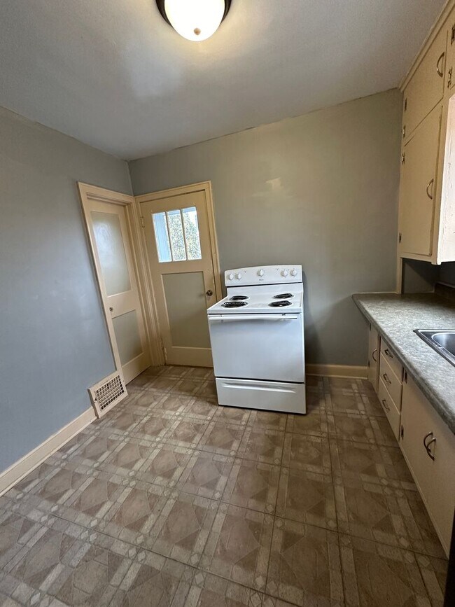 Building Photo - 908 McLean Ave