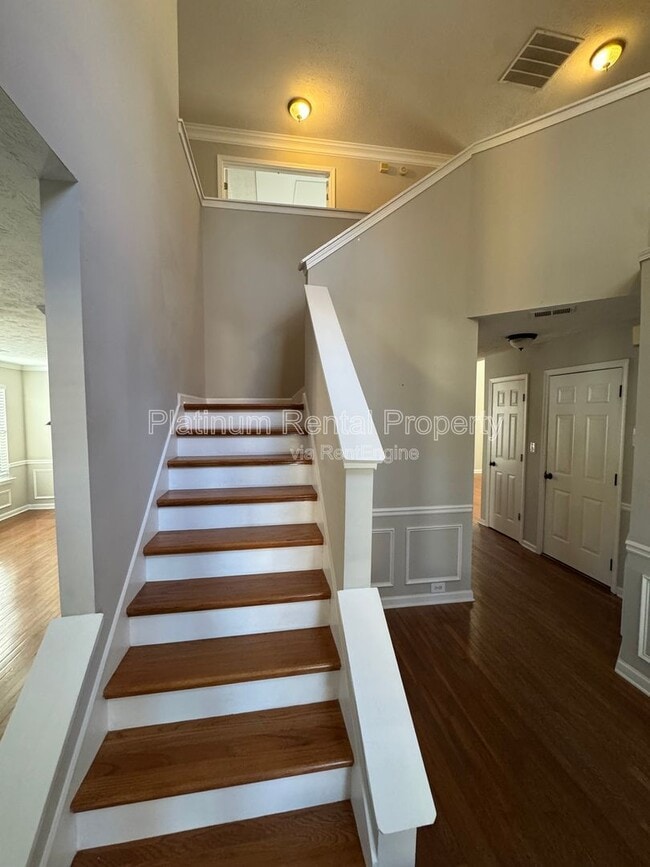 Building Photo - 11080 Crabapple Lake Dr