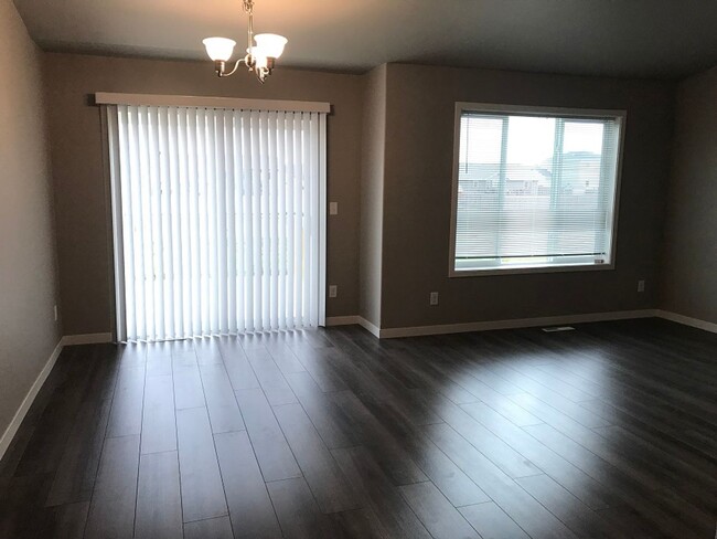 Building Photo - 4 Bed 3 Bath Single Family Home