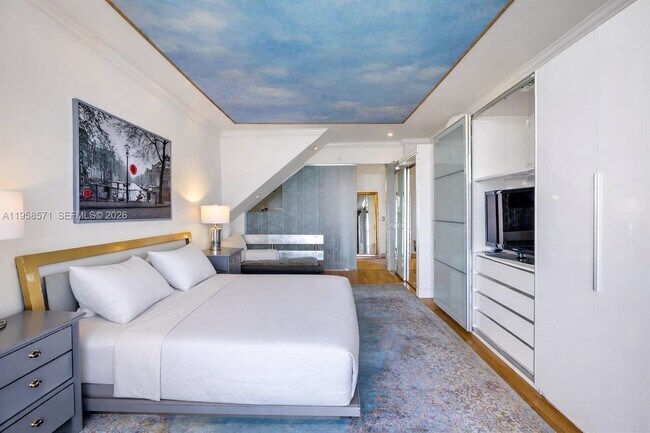 Building Photo - 1000 Venetian Way