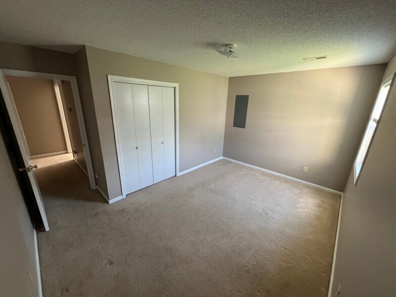 Building Photo - 108 Willow Way