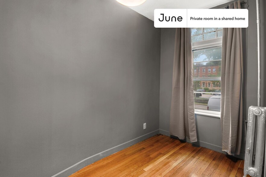 Building Photo - Private bedroom in 3 bed/1 bath Home