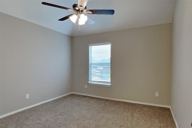 Building Photo - 2727 Lakecrest Way Dr