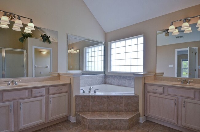 Building Photo - Discover your dream home in Virginia Beach!