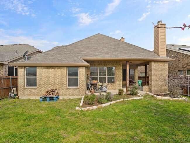 Building Photo - 5 Bedroom Single Family in Heartland