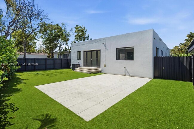 Building Photo - 120 NE 49th St