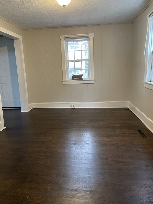 Building Photo - "Charming 3-Bed Home with 1.5 Baths in Fro...