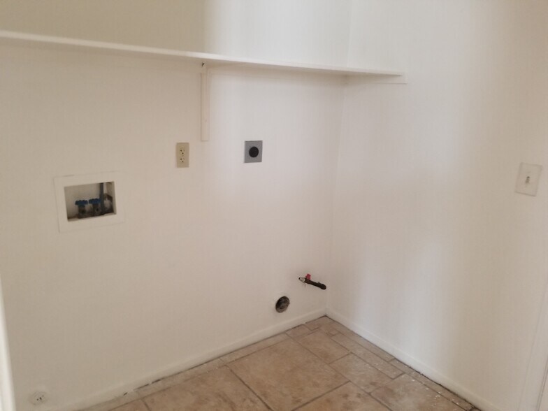 Building Photo - 6109 Crockery St