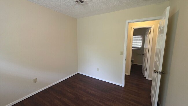 Building Photo - 3 Bed 1 bath home in MWC.