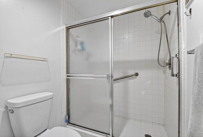 Building Photo - 6193 Pointe Regal Cir