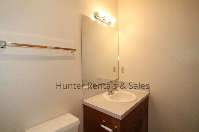 Building Photo - Updated 2-Bedroom Townhome with Modern Fin...