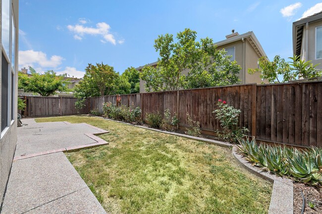 Building Photo - Spacious 3 Bedroom/2.5 Bath Home