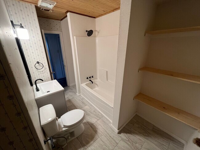 Building Photo - 3708 Pine Ave