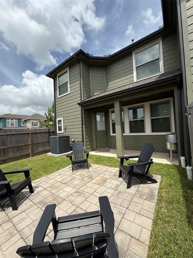 Building Photo - 5504 Hyde Park Dr