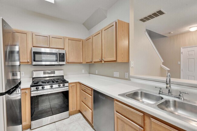 Building Photo - Great townhome in Pflugerville!