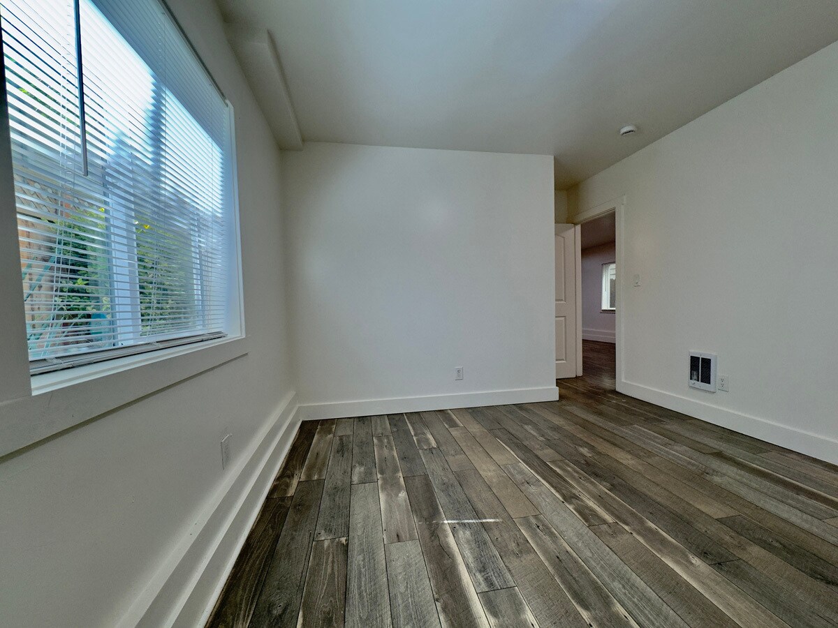 Building Photo - 827 30th St