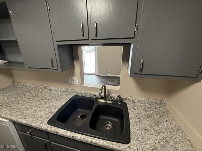 Building Photo - 2465 Warren Pkwy