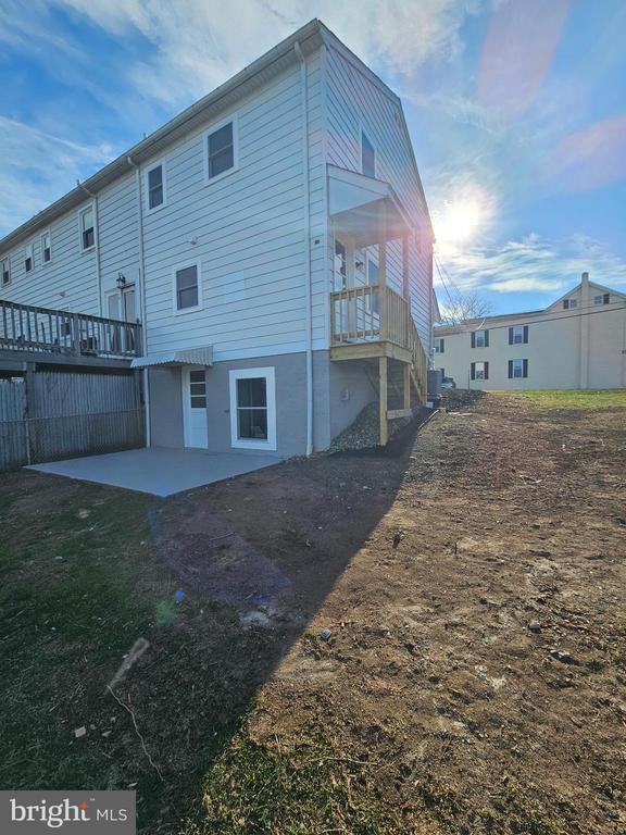 Building Photo - 301 E 4th St