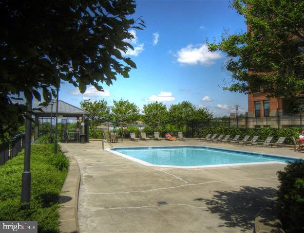 Building Photo - 1830 Fountain Dr