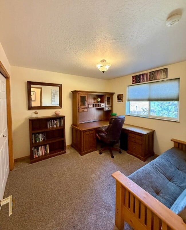 Building Photo - Fully Furnished and Supplied House in Lowe...