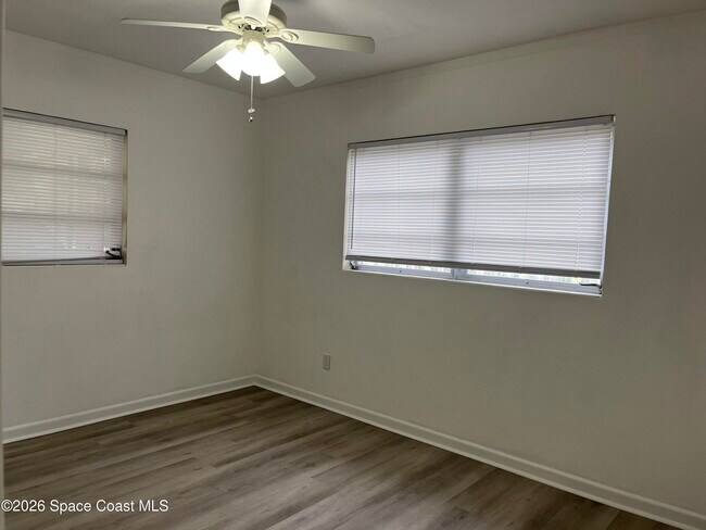 Building Photo - 211 W Laila Dr