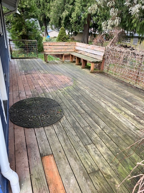 back deck with built in bench - 810 E Magnolia Ave