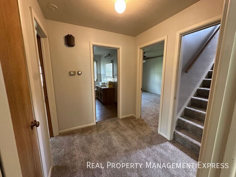 Building Photo - Cozy 4 Bedroom 3 Bathroom Home