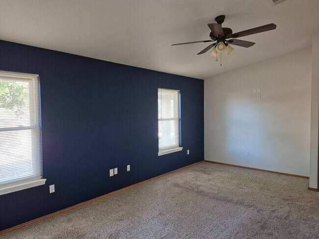 Building Photo - Spacious 3 bed/2 bath home in desired neig...