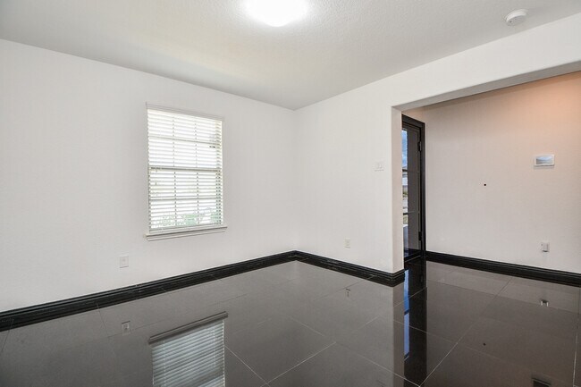 Building Photo - 2015 Treasure Mountain Dr