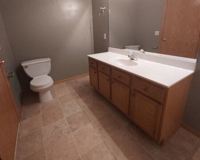 Building Photo - Nice 2 Bedroom 1.5 Bathroom Townhome in Hudson