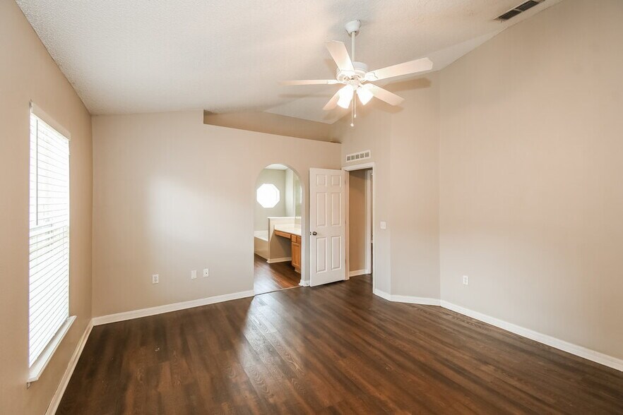 Building Photo - 3003 Valkyrie Rd
